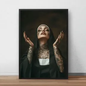 Картина Монахиня с тату N5 с рамкой, 30х40 см
